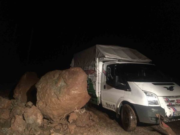 Sağanak Nedeniyle 17 Köyün Yolu Ulaşıma Kapandı