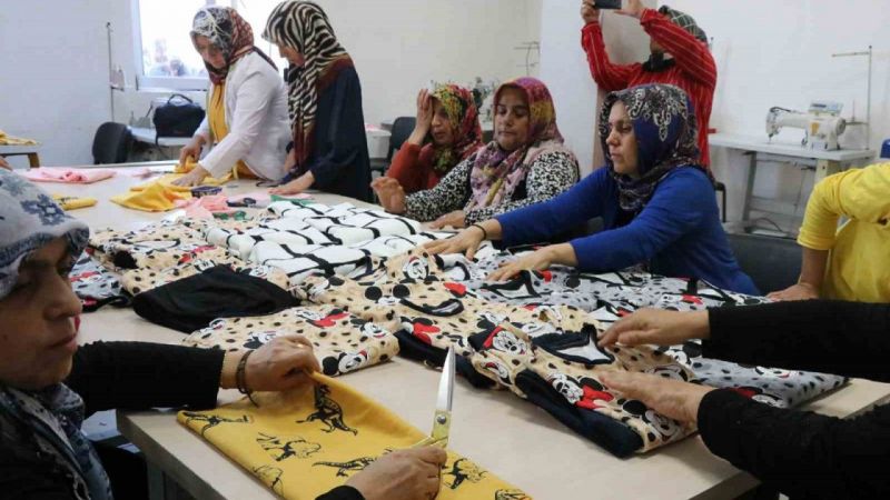 Kadınlar İhtiyaç Sahibi Aileler İçin Kıyafet Dikiyor