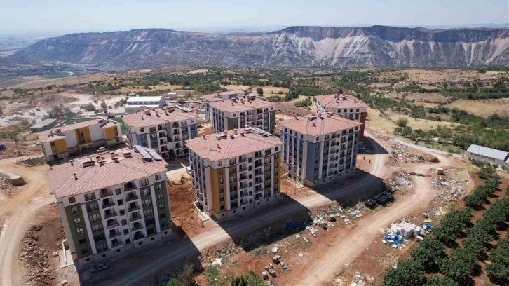 Tut İlçesinde Depremzedeler Yeni Evlerine Kavuşuyor