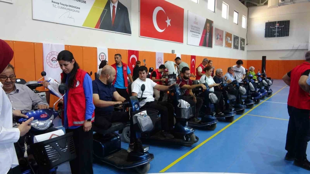 Depremzede Engellilere 41 Akülü Sandalye Teslim Edildi