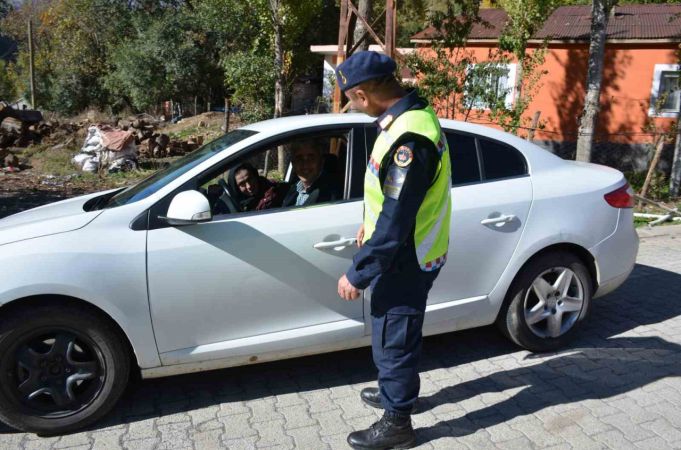 jandarma ekipleri sürücüleri kemer takma konusunda uyardı