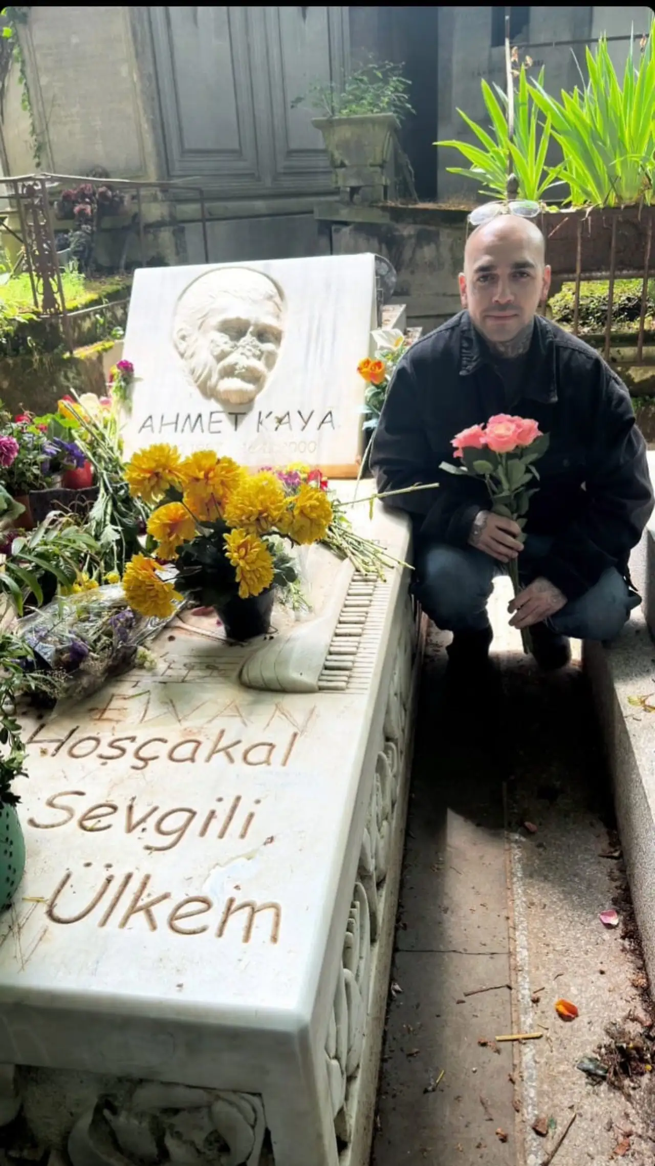 Ünlü Rapçi Ahmet Kaya'nın Mezarını Ziyaret Etti