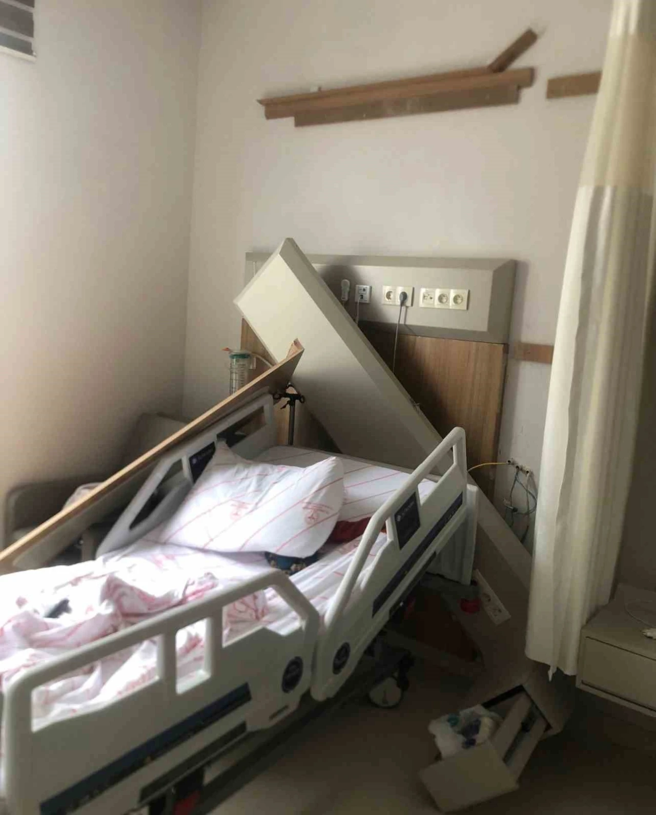 Hastanede Şoke Eden Olay: Hasta Başına Düşen Cisimle Yaralandı!