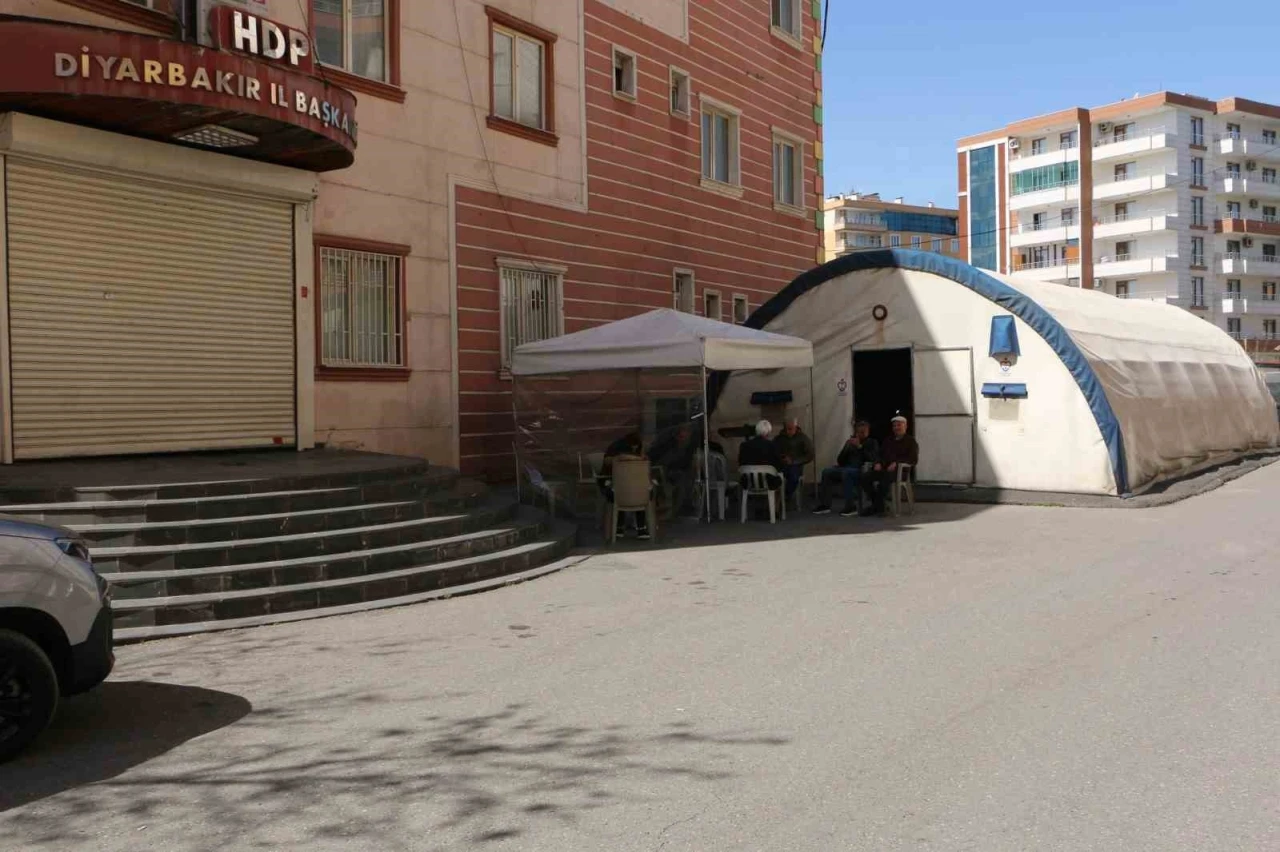 Evlat Nöbeti Devam Ediyor