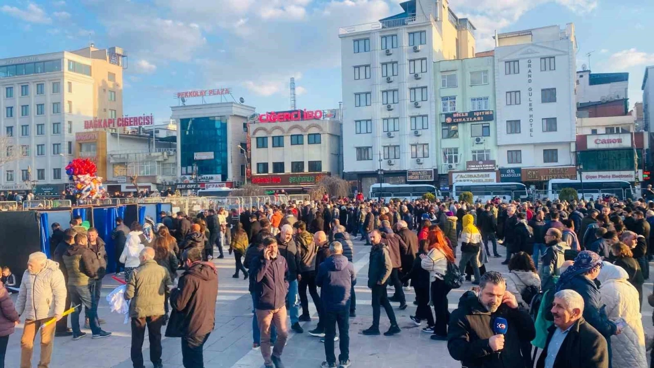 Terör Örgütü Elebaşı Öcalan’ın PKK’ya Silah Bırakma Çağrısı Dev Ekrandan Takip Edildi