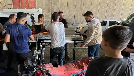 Motosiklet Kazasında Yaralanan Sürücü Otomobilin Çarpmasıyla Hastaneye Kaldırıldı