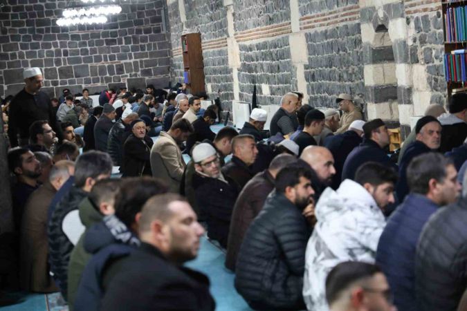 Regaip Kandili'nin Anlam ve Önemi Dualarla Yeniden Keşfedildi