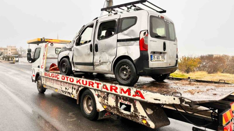 Tır, Hafif Ticari Araca Çarptı, 1 Yaralı