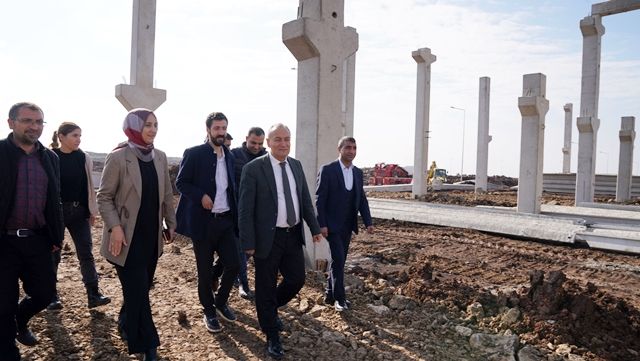 BAŞKAN ÇAKMAK TEMELİ ATILAN FABRİKALARDA İNCELEMELERDE BULUNDU
