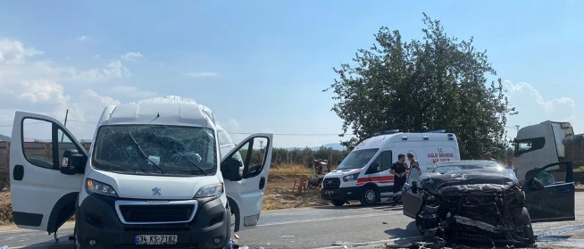 Kamyonet ile Otomobil Çarpıştı