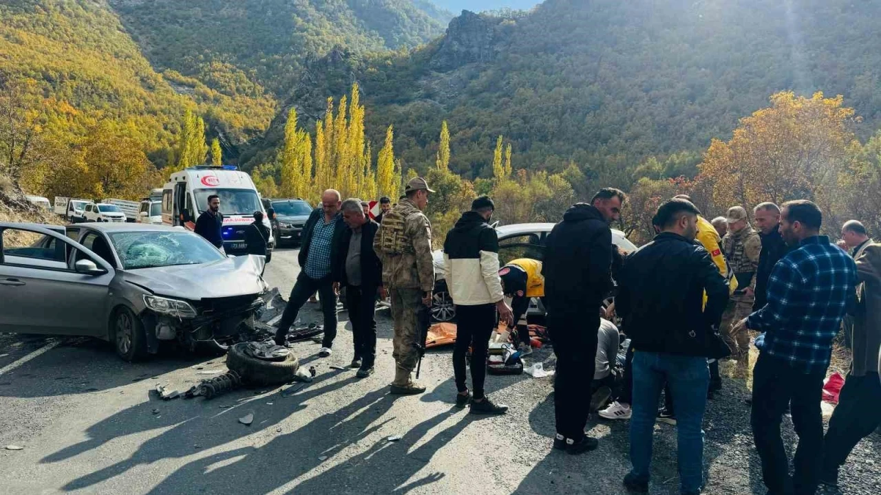 Beytüşşebap'ta İki Otomobil Çarpıştı: 6 Yaralı