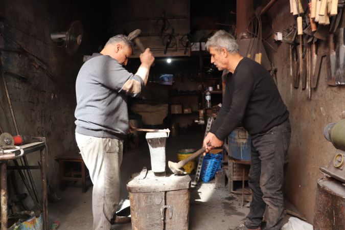 demirci 3 kardeş 45 yıldır babadan kalma iş yerinde üretim yapıyor