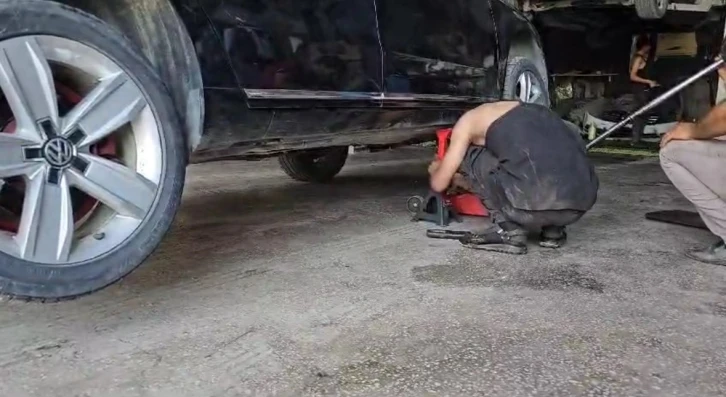 Aracın Altına Sıkışan Kedi Sanayi Sitesinde Kurtarıldı