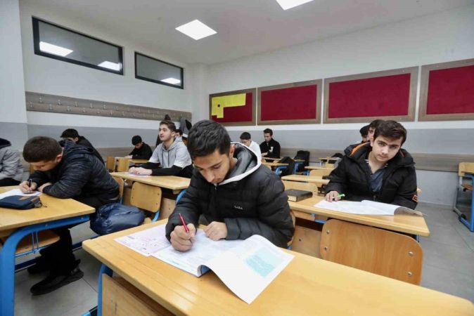 Öğrencilere Sınav Desteği Sağlıyor