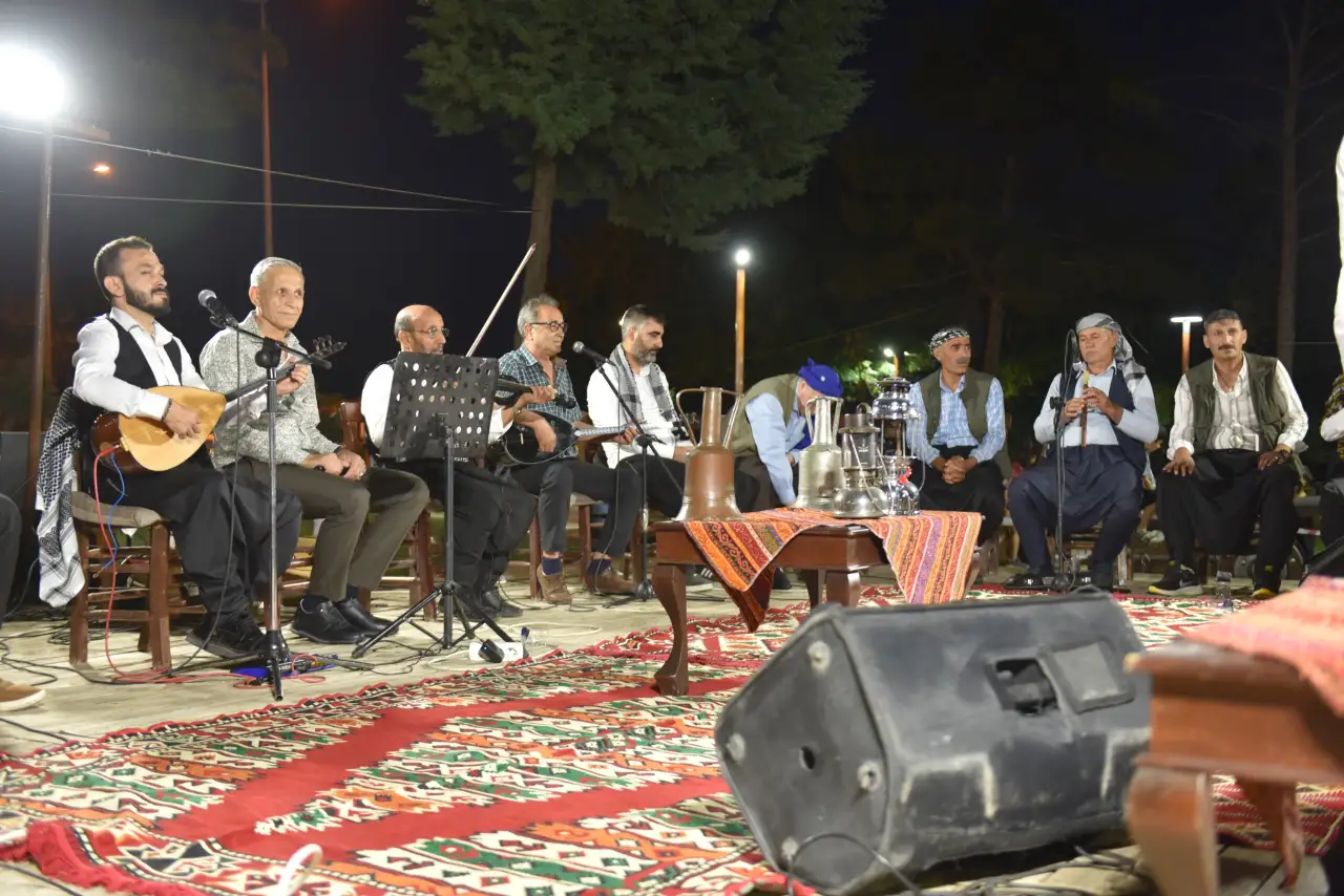 Dengbêjler Siverek Kalesi’nde Buluştu: Kadim Ezgiler Tarihi Mekânda Yankılandı