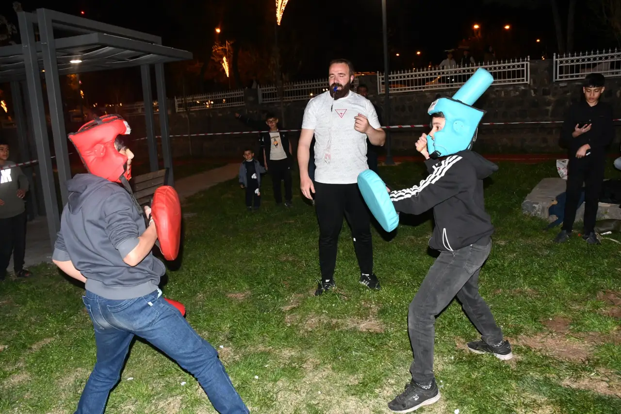 Siverek’te Ramazan Sokağı’nda Geleneksel Gösteriler Sahnelendi