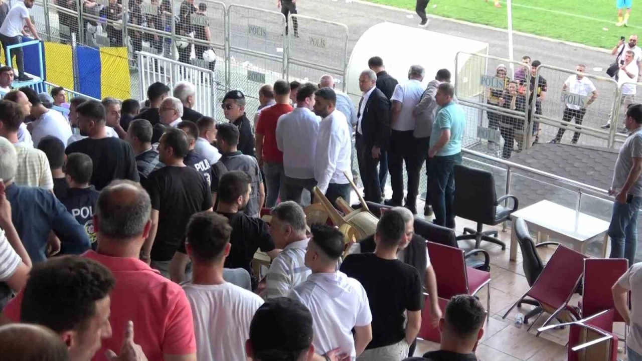 Play-Off Maçı Karıştı: Futbolcuların Kavgası Tribünlere Sıçradı