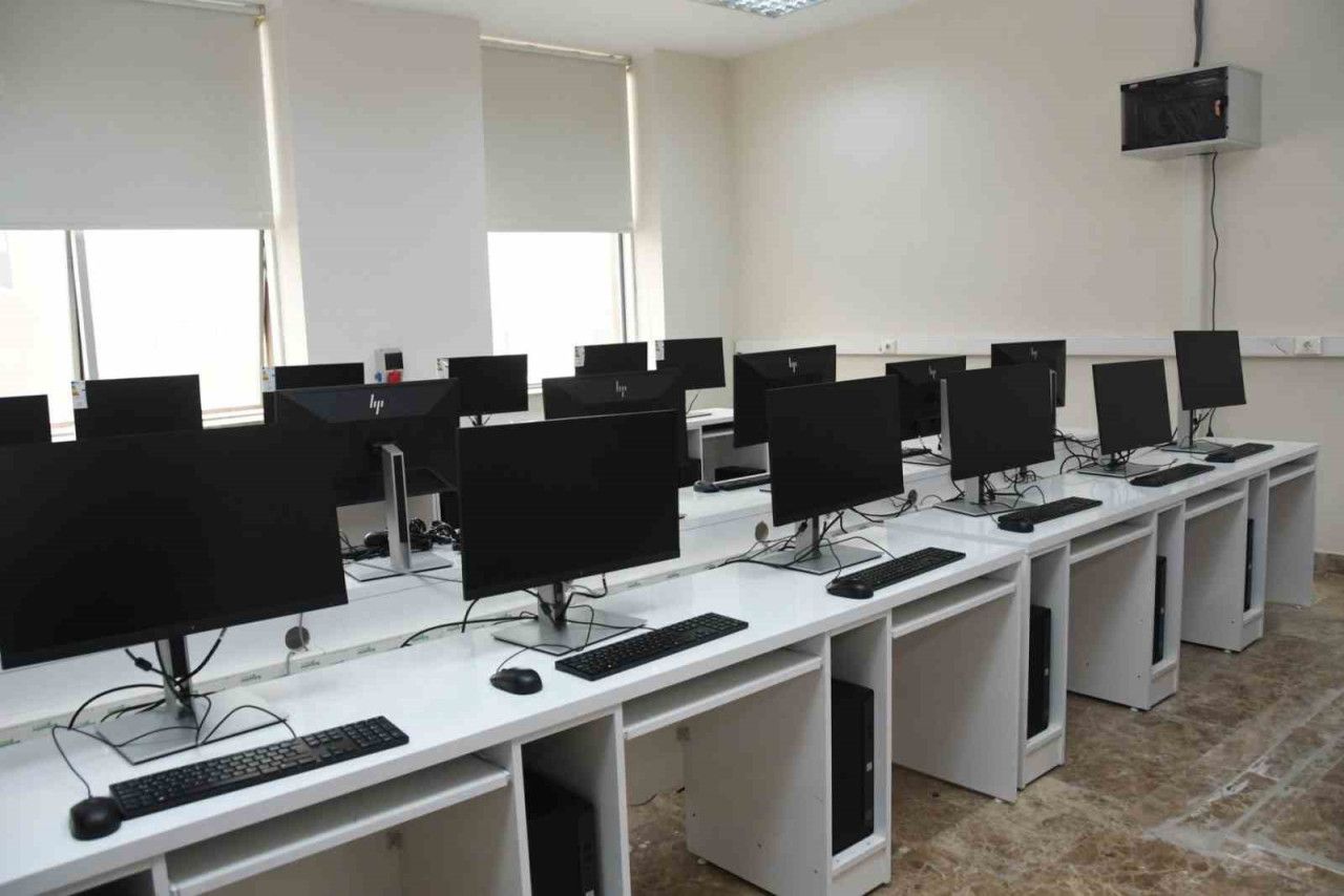 Üniversitesinde bilgisayar laboratuvarları hizmete girdi