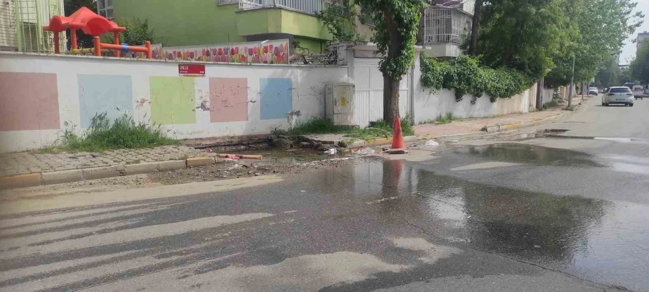 İki Haftadır Onarılmayan Su Patlağı Mahalleliyi İsyan Ettirdi