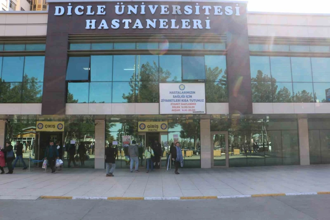 Başına Buz Kütlesi Düşen Çocuğun Tedavisi Devam Ediyor