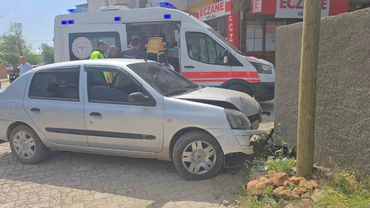 Virajı Alamayan Otomobil Duvara Çarptı: 5 Kişi Yaralandı