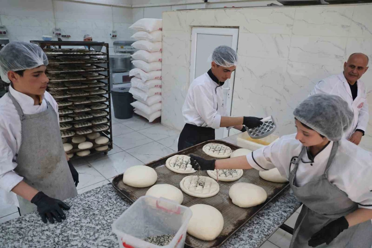 Meslek Lisesi Öğrencileri, İhtiyaç Sahibi Ailelere Ramazan Pidesi Dağıtıyor