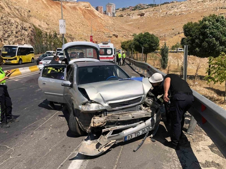 Otomobil Demir Bariyerlere Çarptı