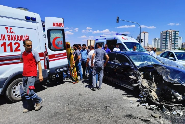 Tır ile Çarpışan Otomobilde 2 Kişi Yaralandı