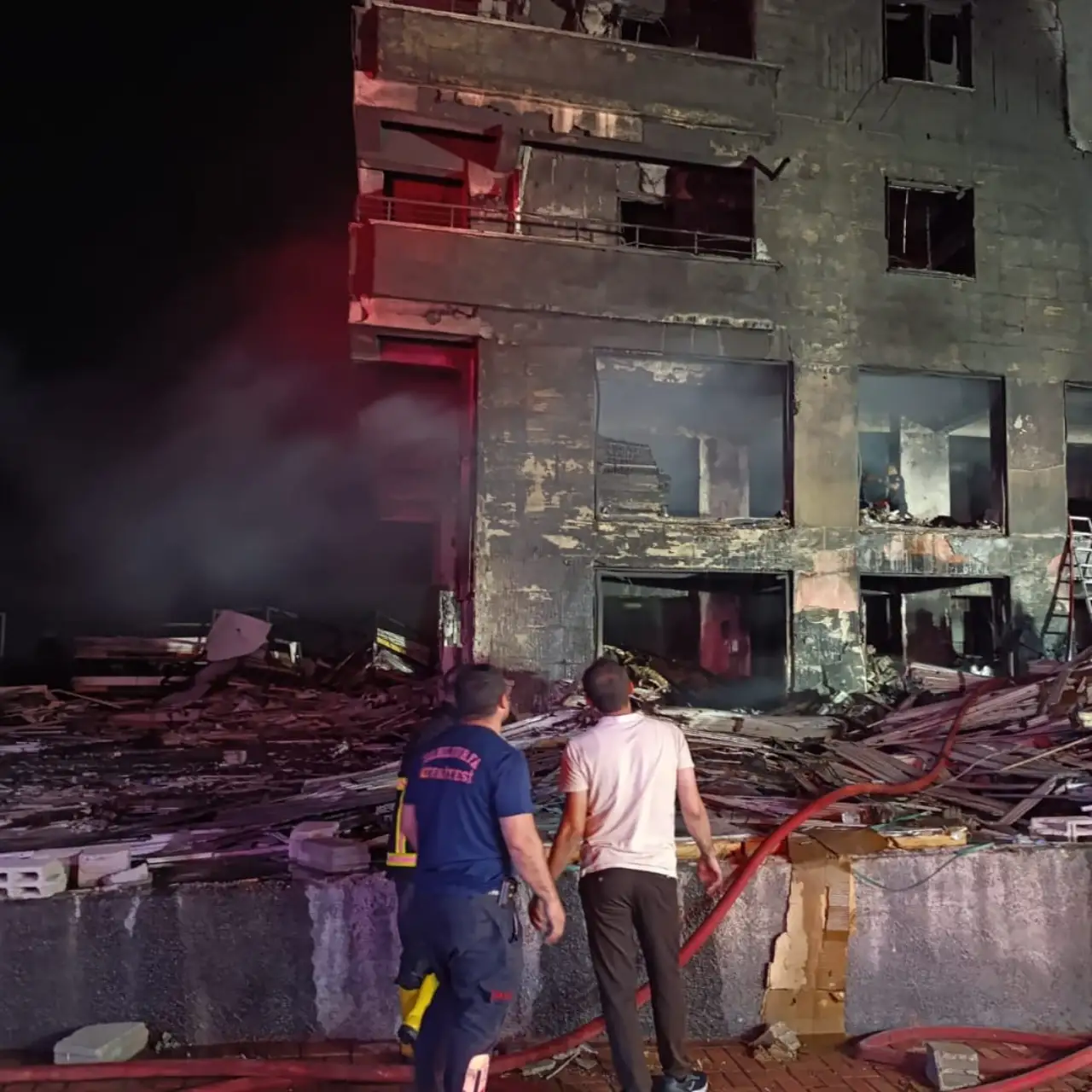 Karaköprü'de Geceyi Aydınlatan Alevler: 4 Saatlik Panik Sona Erdi