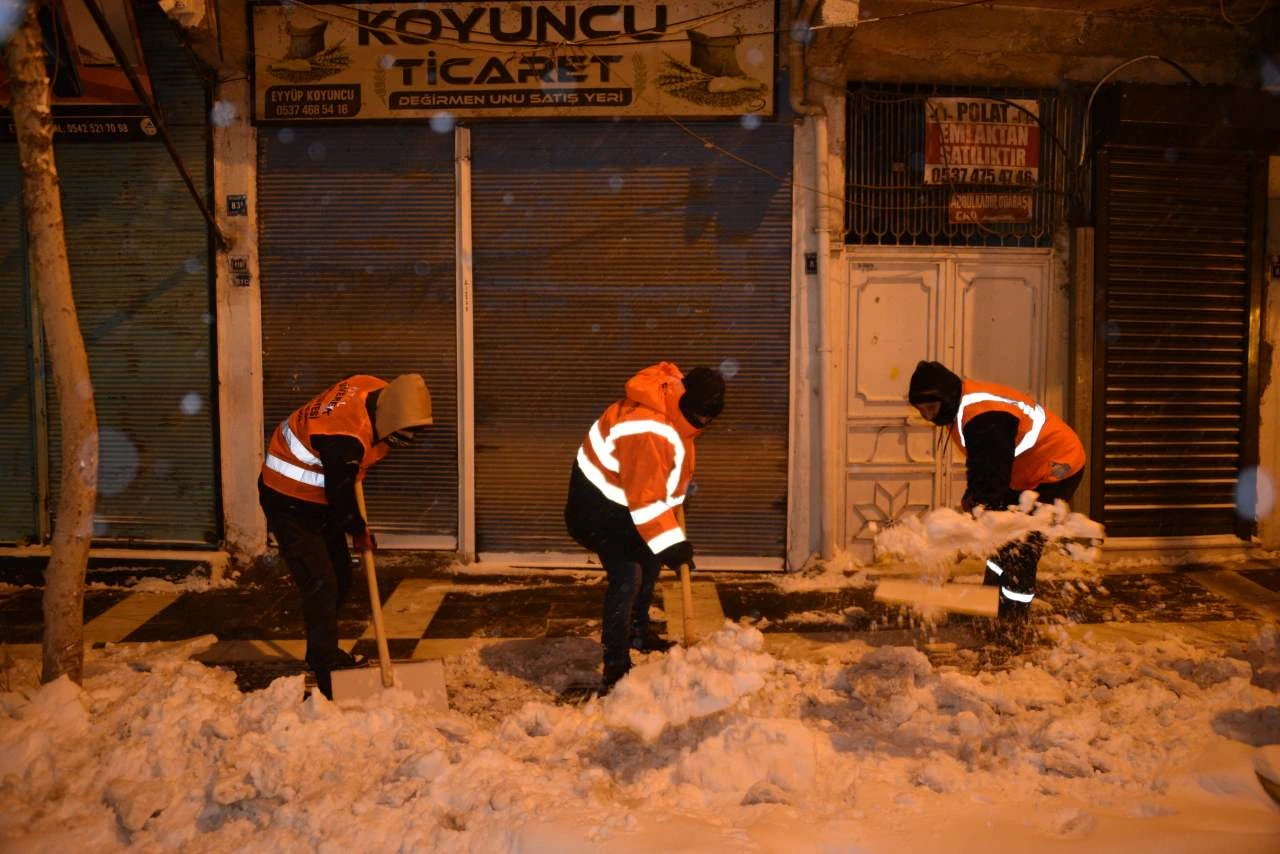 Siverek’te Ekiplerin Kar Seferberliği Hız Kesmeden Devam Ediyor