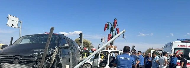Minibüs ve Hafif Ticari Araç Çarpıştı
