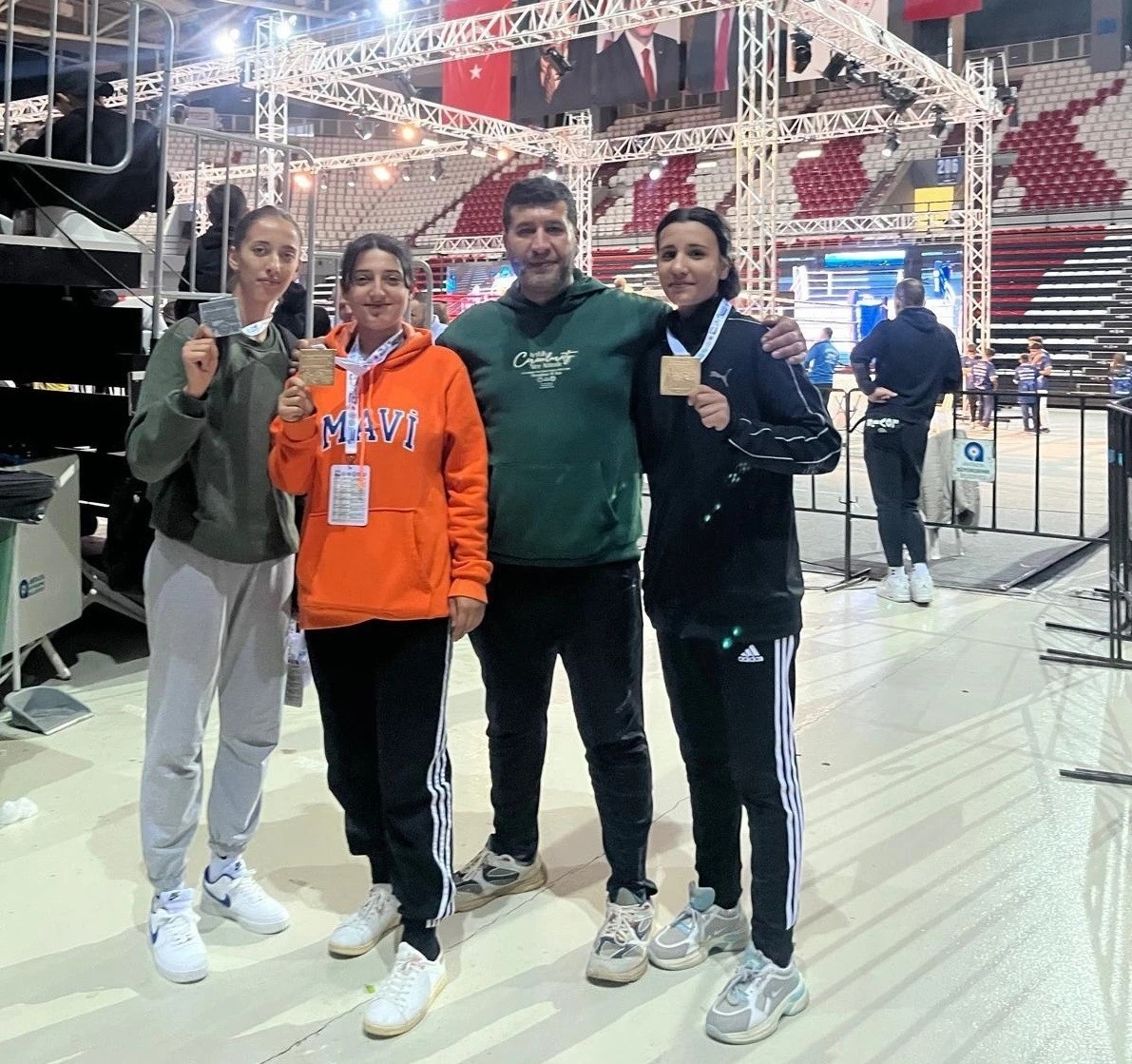 Sporcular Madalyalarla Döndü