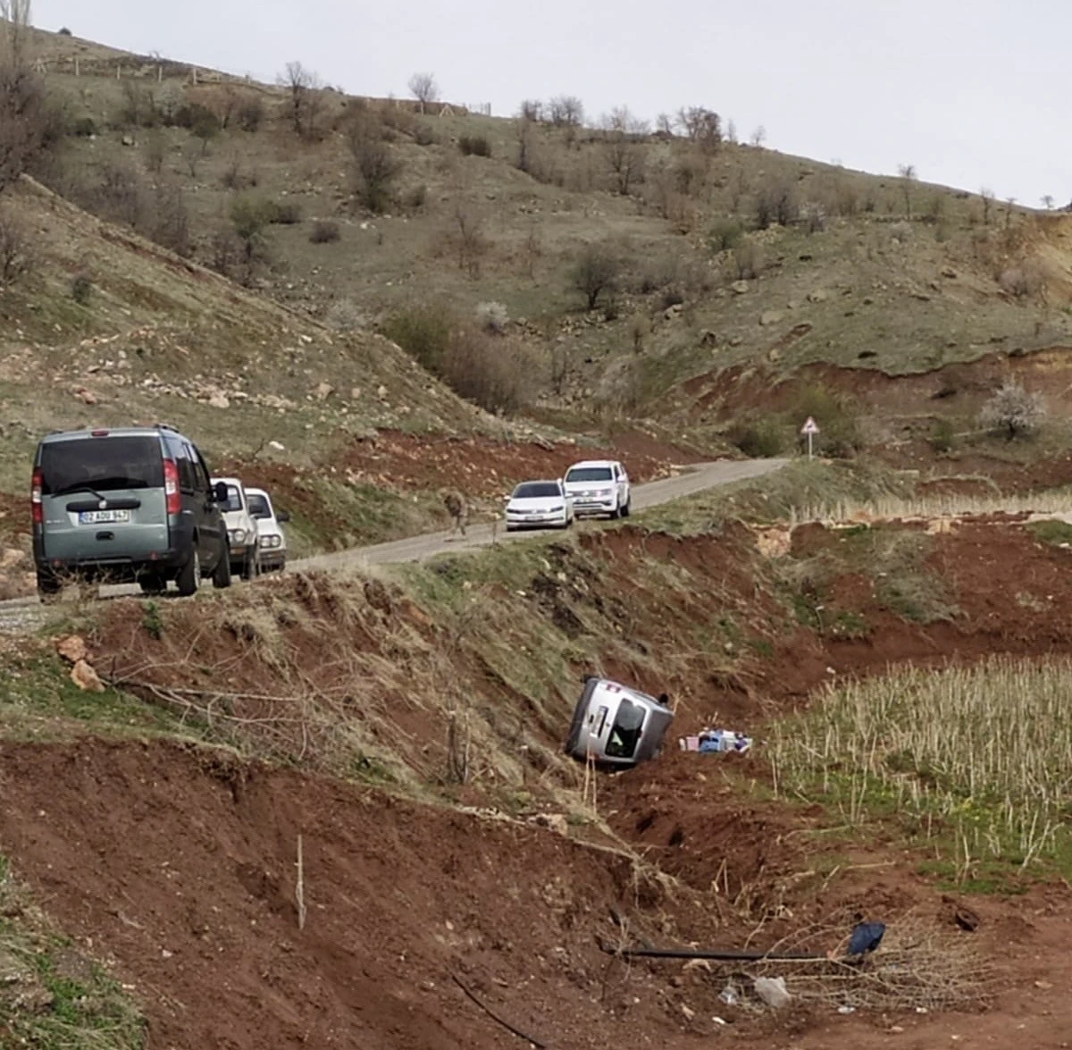 Hafif Ticari Araç Şarampole Yuvarlandı: 5 Yaralı