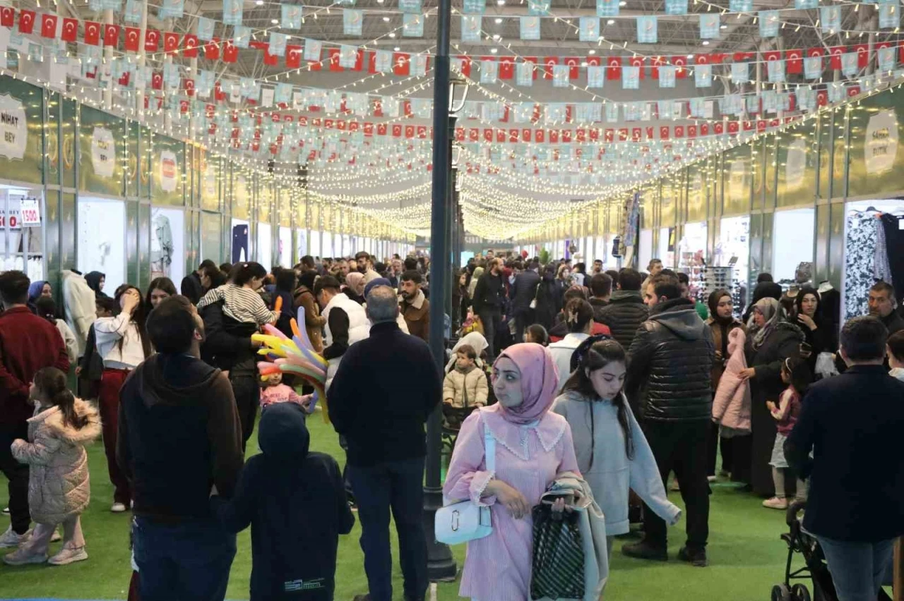 Ramazan Sokağı’na Yoğun İlgi: Manevi Atmosfer ve Eğlence Bir Arada