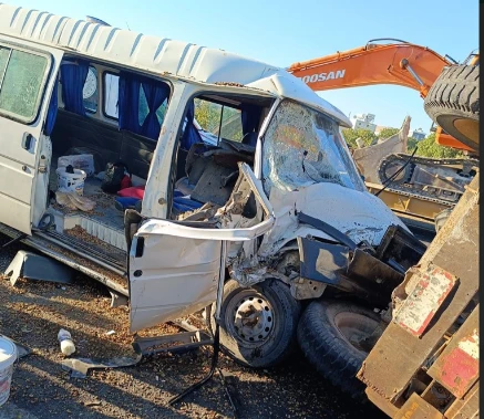 Minibüs Traktöre Çarptı