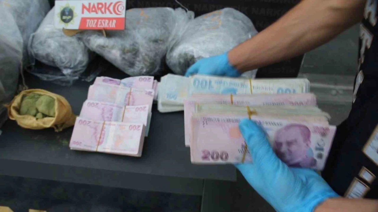 Polisten Kaçan Otomobilde Uyuşturucu ve Nakit Para Ele Geçirildi