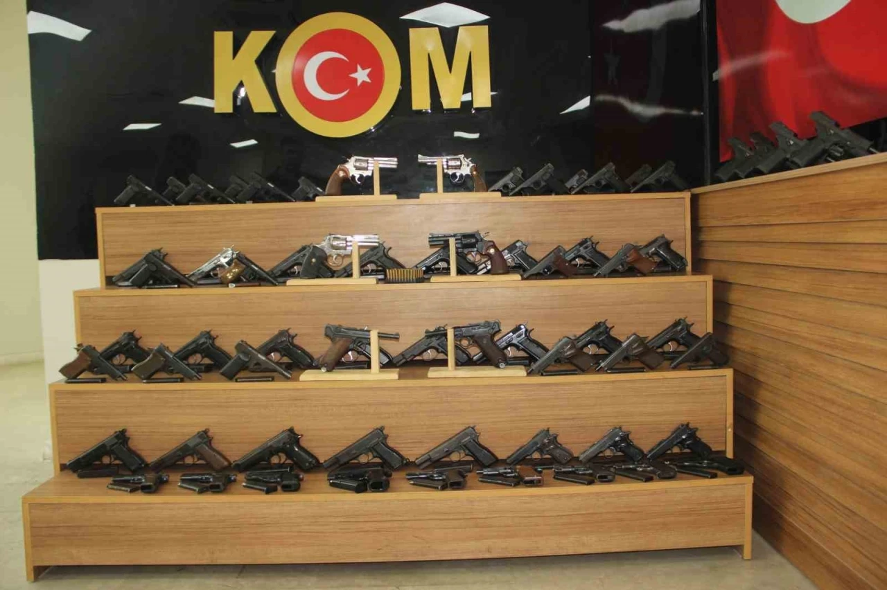 Durdurulan Araçta 65 Ruhsatsız Tabanca ve Tarihi Silahlar Ele Geçirildi