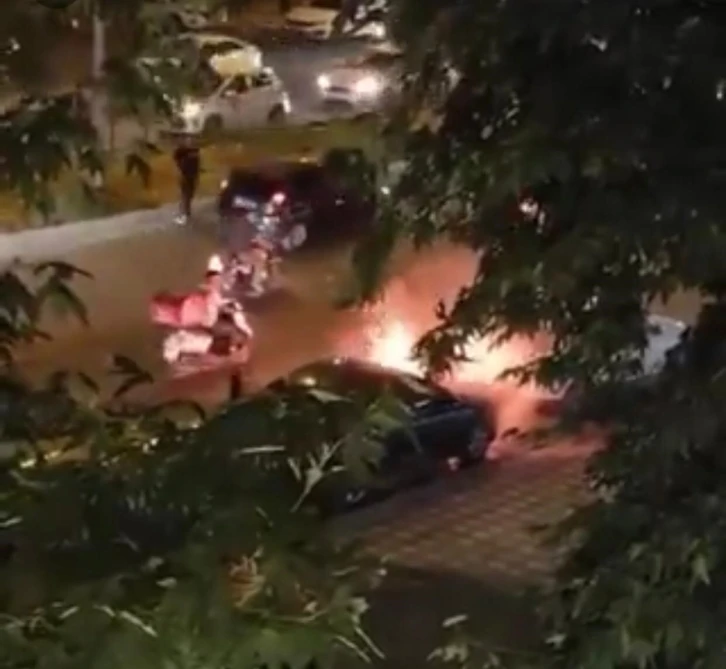 Yanan Otomobil Beton Mikseriyle Söndürüldü