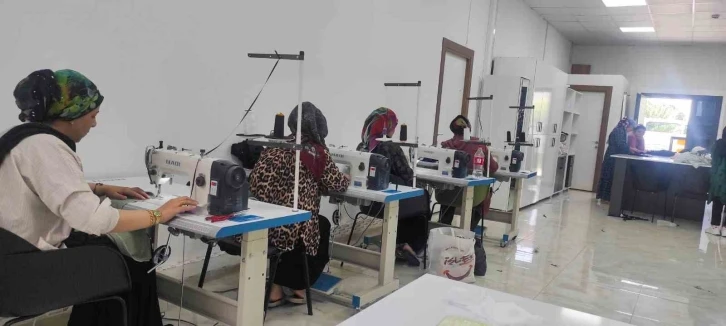 Kadınlar, Tekstil Atölyeleri ile Hem Meslek Ediniyor Hem Tasarruf Sağlıyor