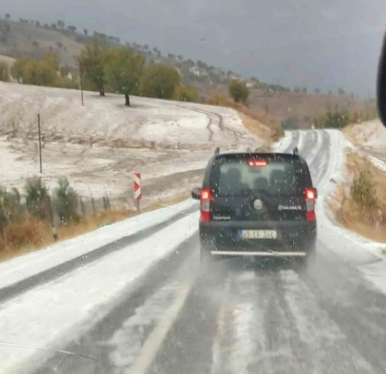 Dolu Yağışı Beyaza Bürüdü