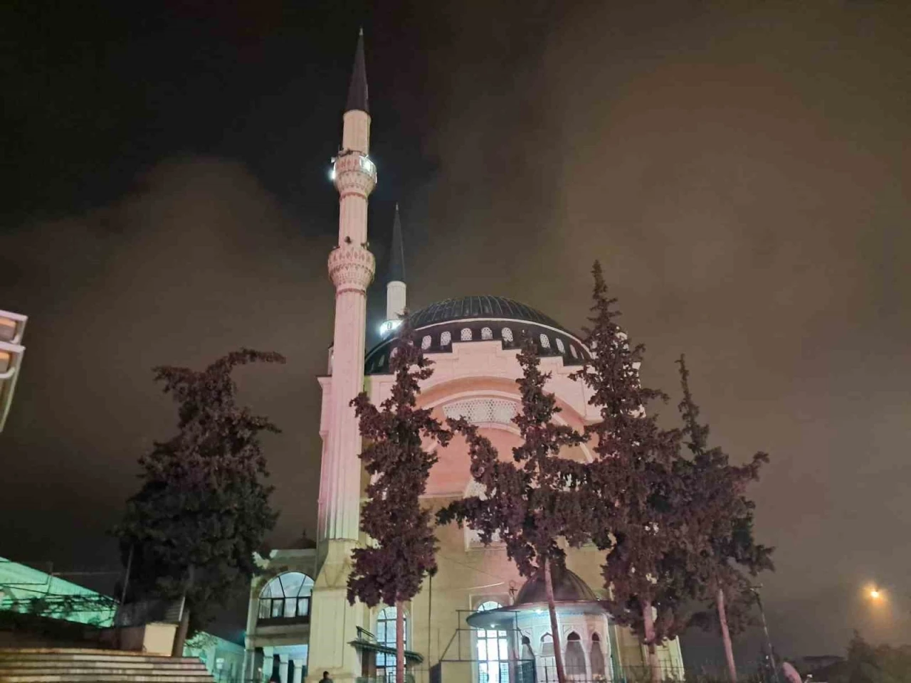 Berat Kandili’nde Camilere Akın Ettiler