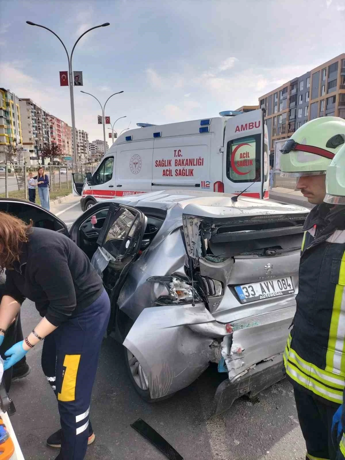 Korkutan Trafik Kazası! Araç İçinde Sıkışanlar Kurtarıldı mı?