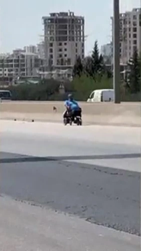 Akülü Tekerlekli Sandalye ile Otoyolda Tehlikeli Yolculuk