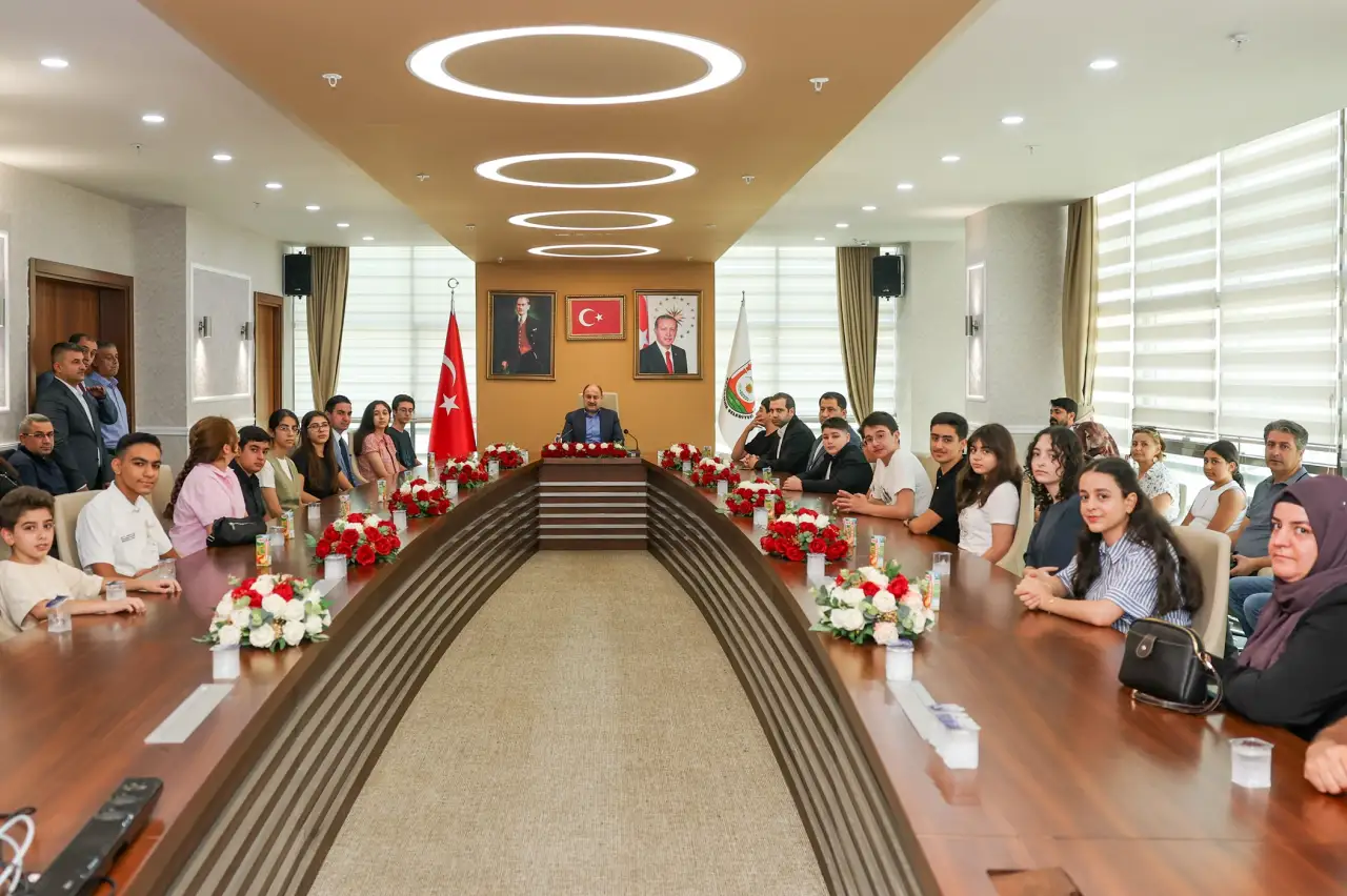 Başkan Gülpınar’dan LGS Şampiyonlarına Anlamlı Buluşma: “Şanlıurfa Başarılarıyla Anılsın İstiyoruz”