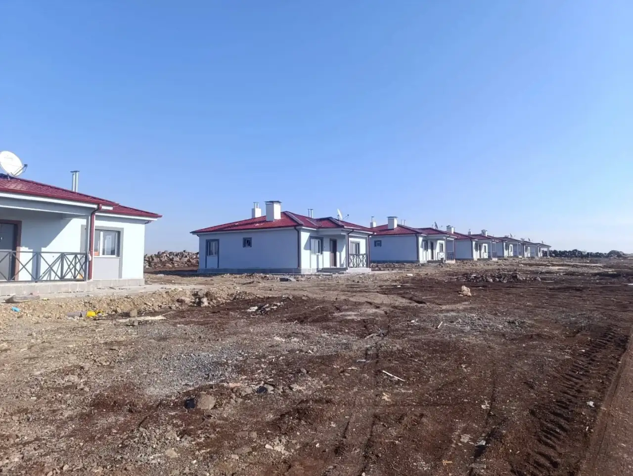 Siverek Kırsalında Yapılan Deprem Konutları Yapıları Devam Ediliyor