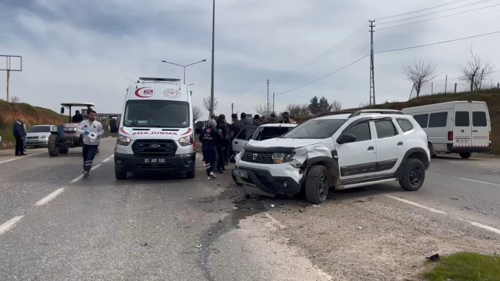 Kahta'da İki Otomobil Kafa Kafaya Çarpıştı: İki Sürücü de Yaralı