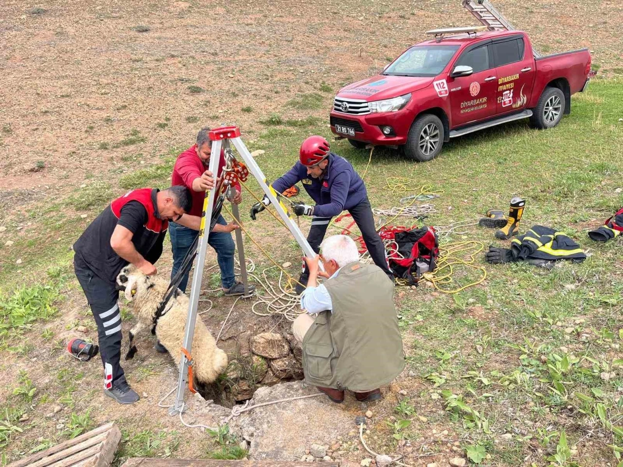 Kuyuda Can Pazarı: Koyun Saatler Sonra Kurtarıldı