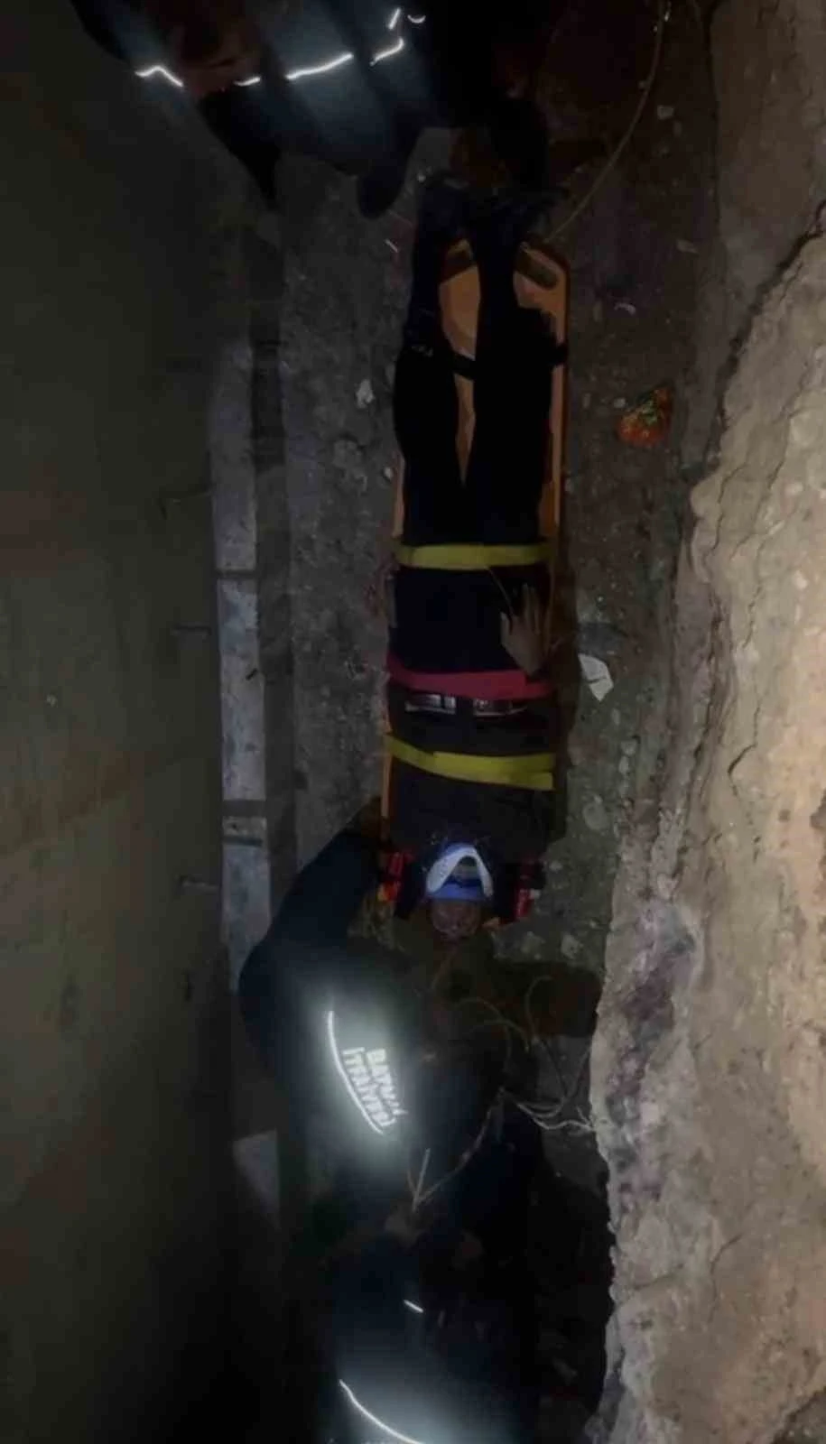 Menfeze Düşen Adam 1 Saatlik Çalışmayla Kurtarıldı