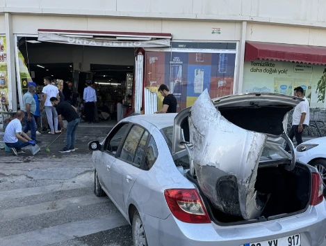 Kontrolden Çıkan Otomobil Marketin İçine Girdi