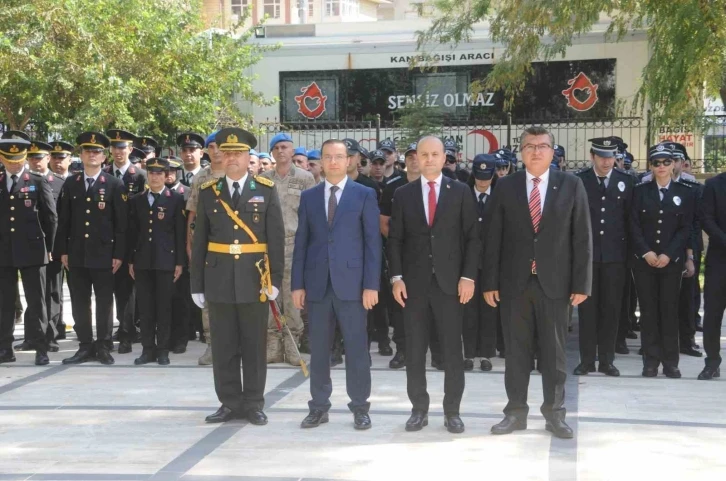 Şehitlik Anıtı'nda Dualar ve Karanfillerle Anma